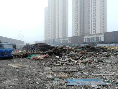 鄭州一企業(yè)違規(guī)私設黑加油站并隨意堆放建筑垃圾，環(huán)保技術開發(fā)存隱患